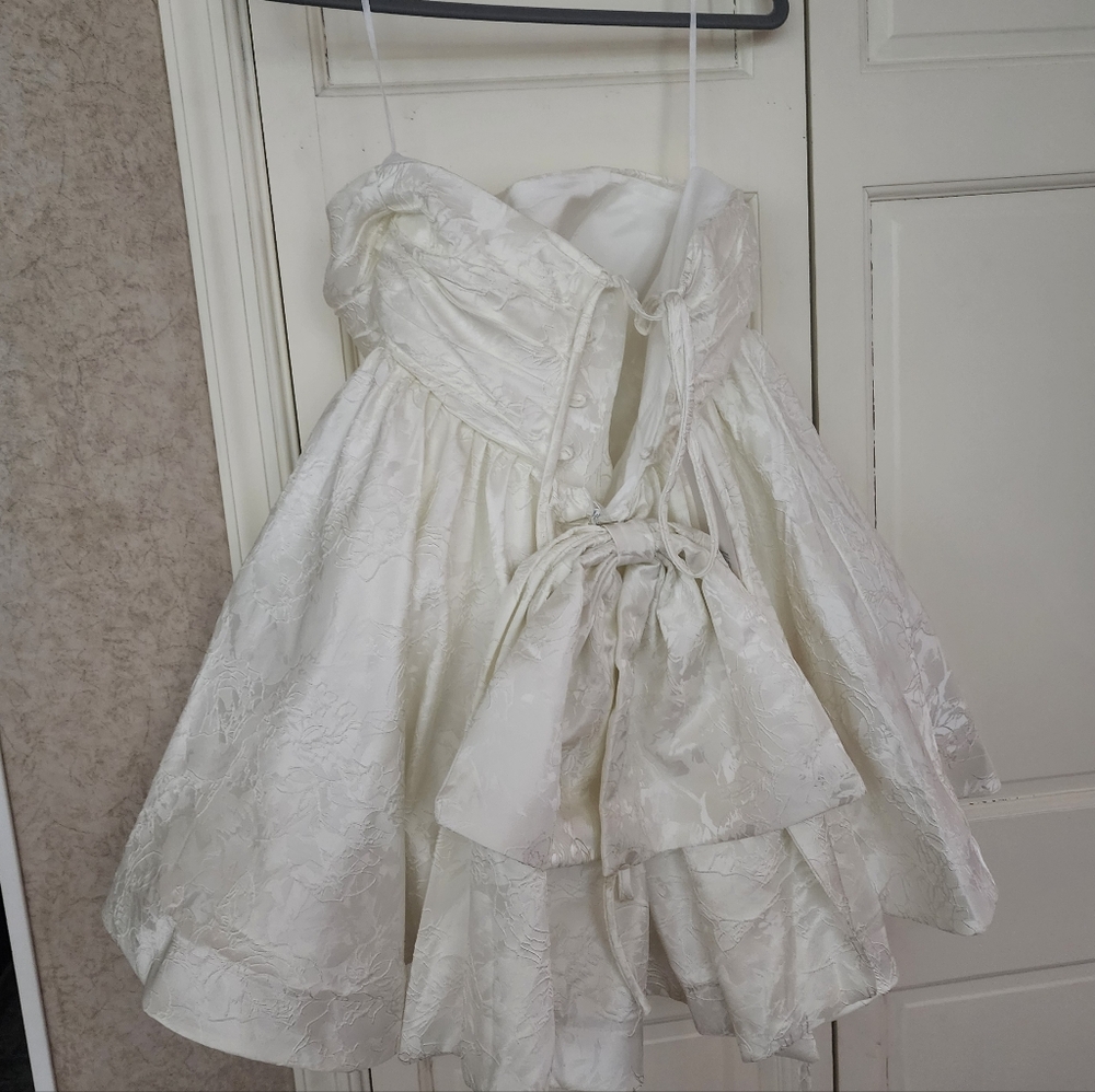 NWT.White Strapless Floral Jacquard Satin Dress. Pit To Pit 20"-22 - Picture 4 of 11